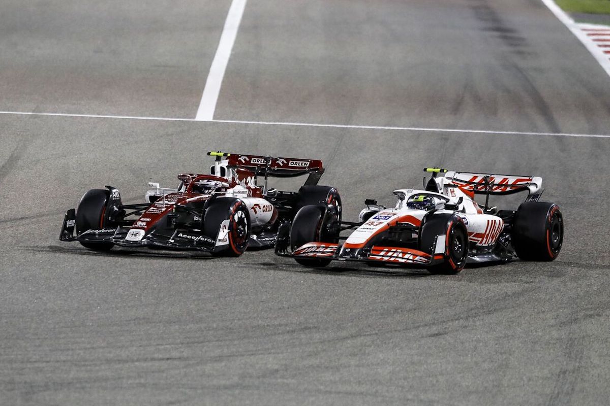 中国人初“夢のF1”にデビューしたジョウ・グァンユ、初戦で10位入賞「嬉しくて言葉が出ない」