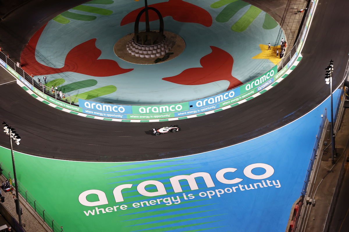 F1は11km先のミサイル攻撃でも安全？　数時間の緊急会議が夜中まで複数回･･･全ドライバーの取材は中止、ボイコットも？