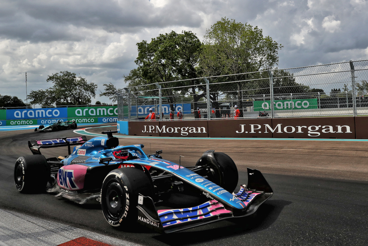 アロンソ、2つのミスでポイント圏外へ･･･ガスリーとの接触は「ミス」と認める