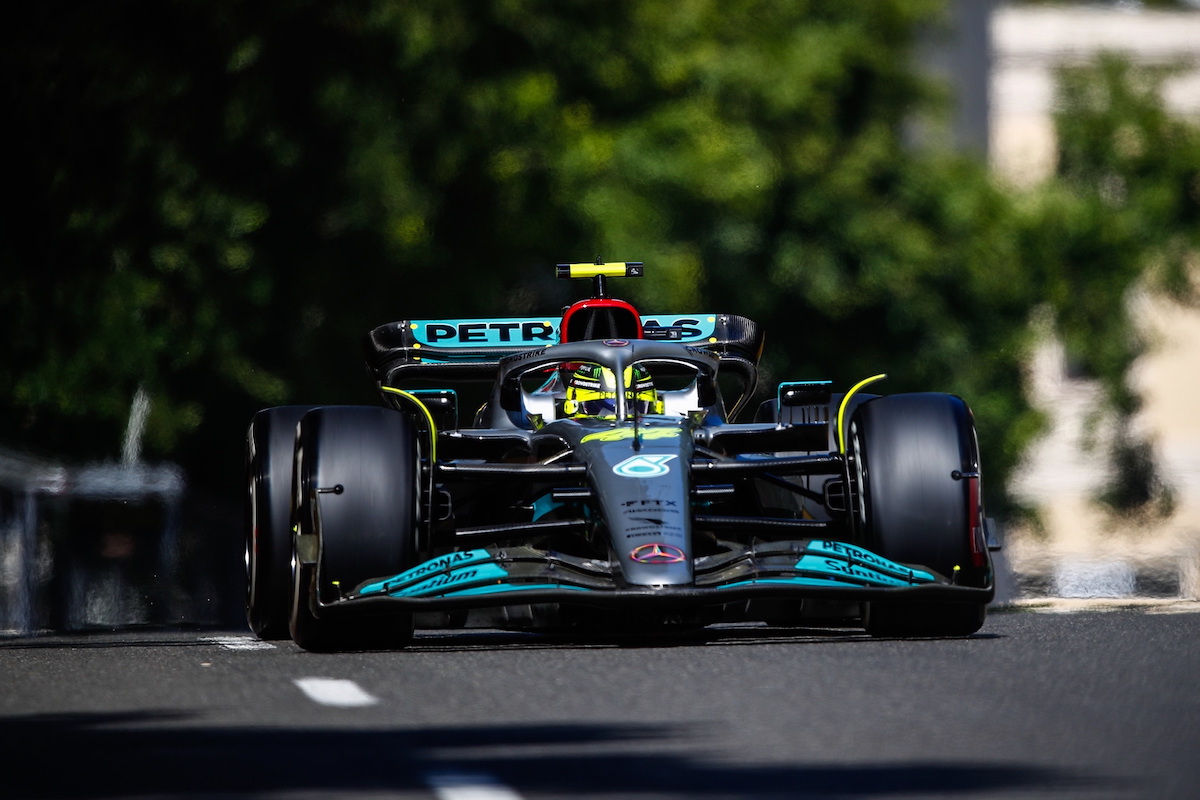 メルセデスF1のバウンシングに苦しむハミルトン「車高を下げてパフォーマンスを上げると身体に負担」トリッキーでカオスなレースが楽しみ！
