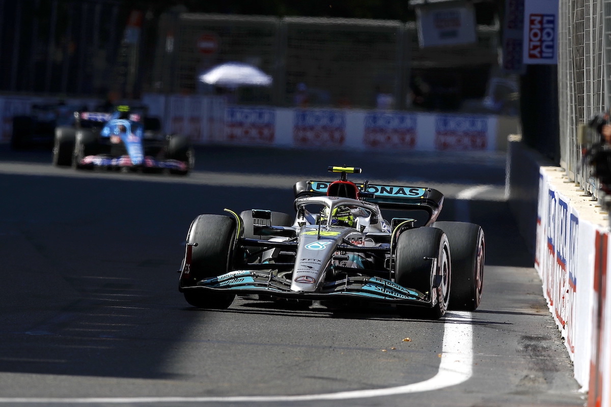 ハミルトン「この痛みは言葉で言い表すことができない。歯を食いしばってアドレナリンで乗り切った」メルセデスF1はバウンシングで1秒ロス
