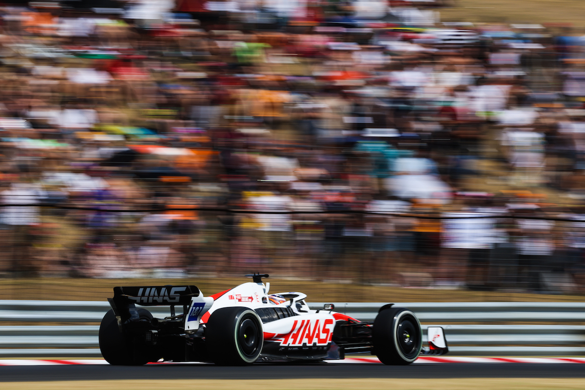 マグヌッセン、ハースF1が投入した“白いフェラーリ”に好感触「フィーリングもかなり良かった」