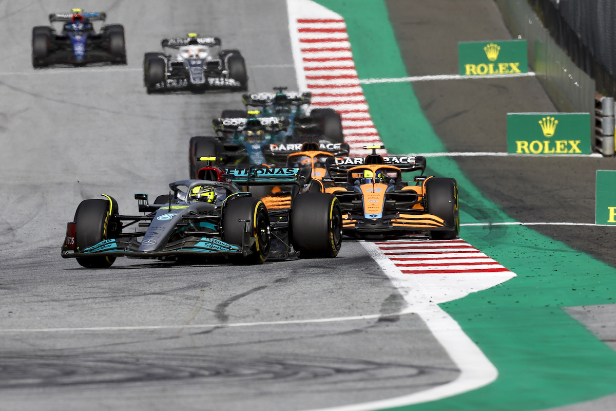 メルセデスF1代表「マシンのペースが足りなかった」ハミルトンはシューマッハと激しいバトルを展開