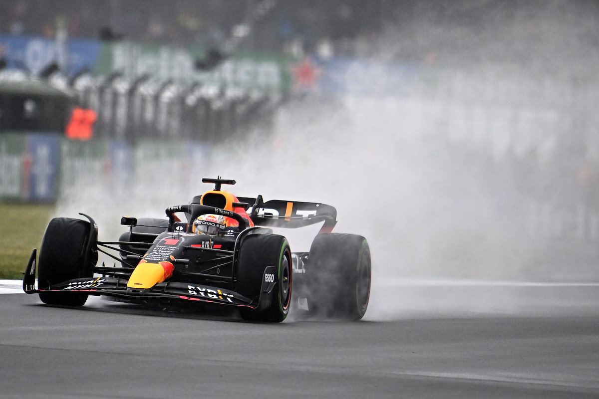 レッドブルF1代表、初ポール獲得のサインツを祝福「ジュニア時代からウェットで速かった」