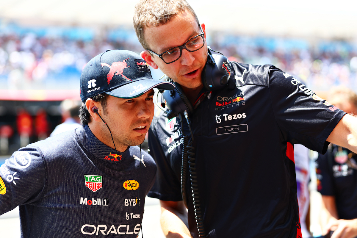 ペレス、レッドブルF1のマシンに「あまり満足していない」ロールバーに問題があり出遅れる