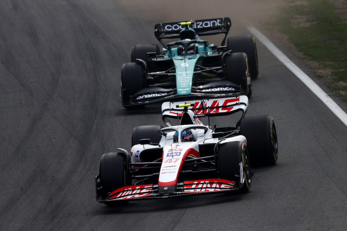 ミック・シューマッハ「ベッテルとのバトルはいつだって最高だよ」ピットストップでハースF1に問題発生