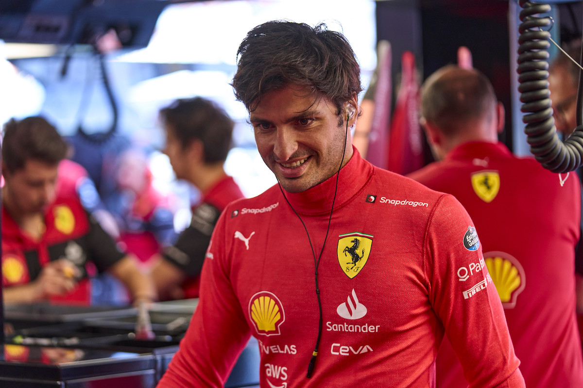 サインツ、初日は好結果「ロングランもショートランも問題なく走行計画を完了できた」フェラーリF1とライバルは僅差