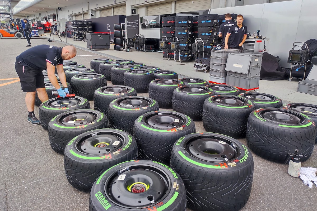 【F1日本GP】金曜日朝6時、鈴鹿サーキットは小雨で「寒い」1日に･･･初日はウェットコンディション。“90分”のFP2は2023年用タイヤテスト実施