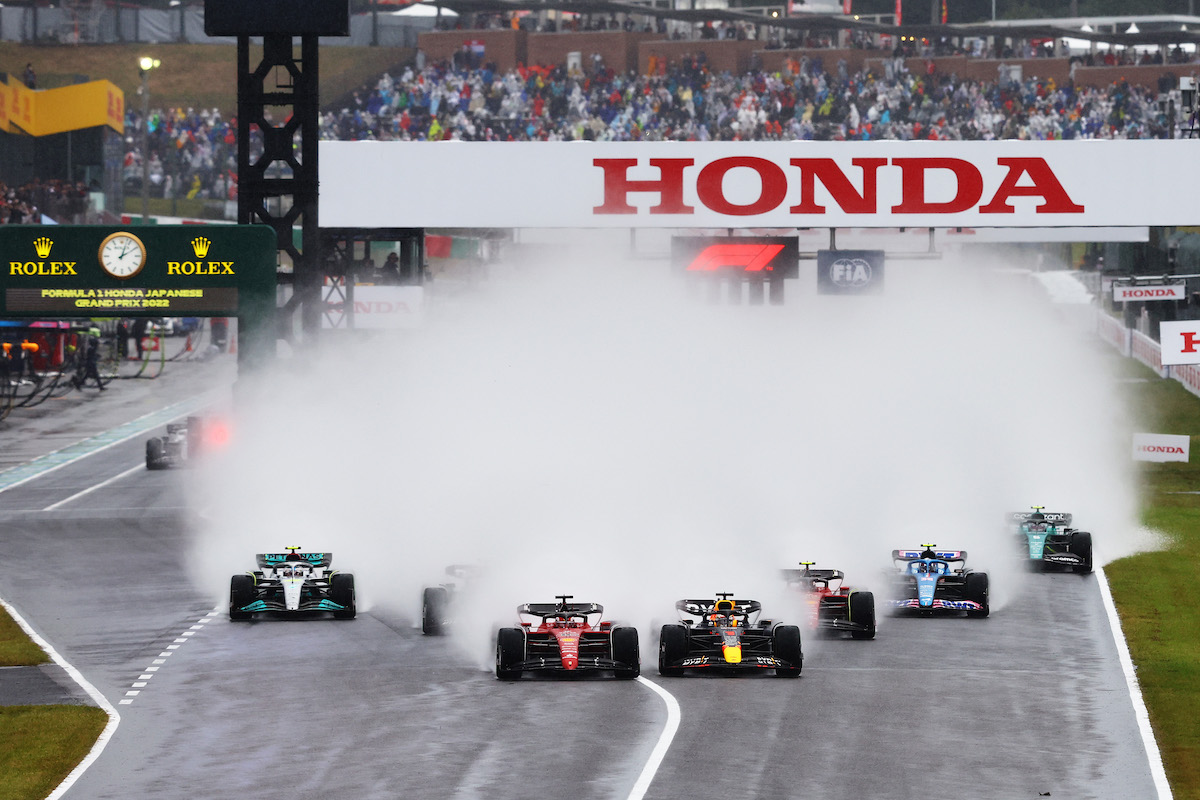 【動画】「過去最悪の視界。車載カメラより100倍見えない」アルボン、F1日本GP1周目「隣のクルマもコースも見えなかった」“桜”の特別ヘルメットで臨むも“満開”ならず