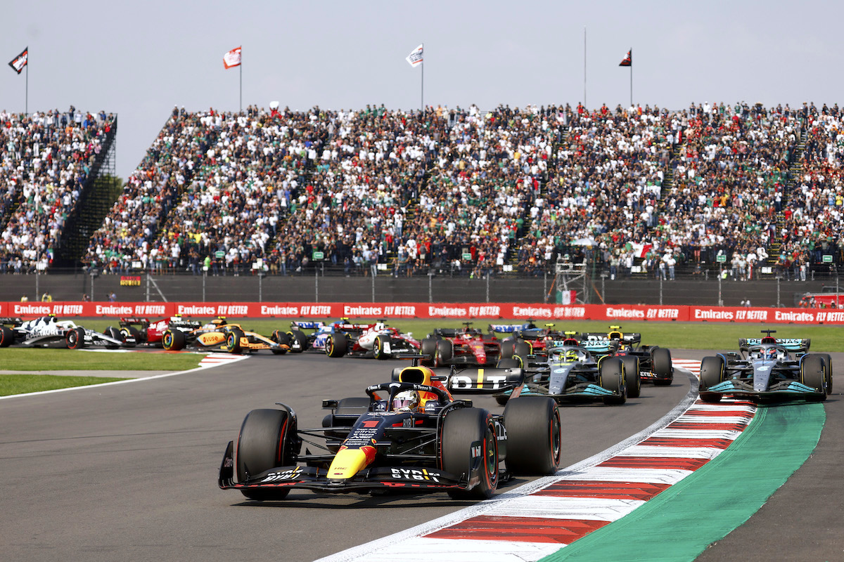 【F1メキシコシティGP】フェルスタッペン優勝！2位ハミルトン、母国の英雄ペレス表彰台！角田裕毅は突っ込まれてリタイア