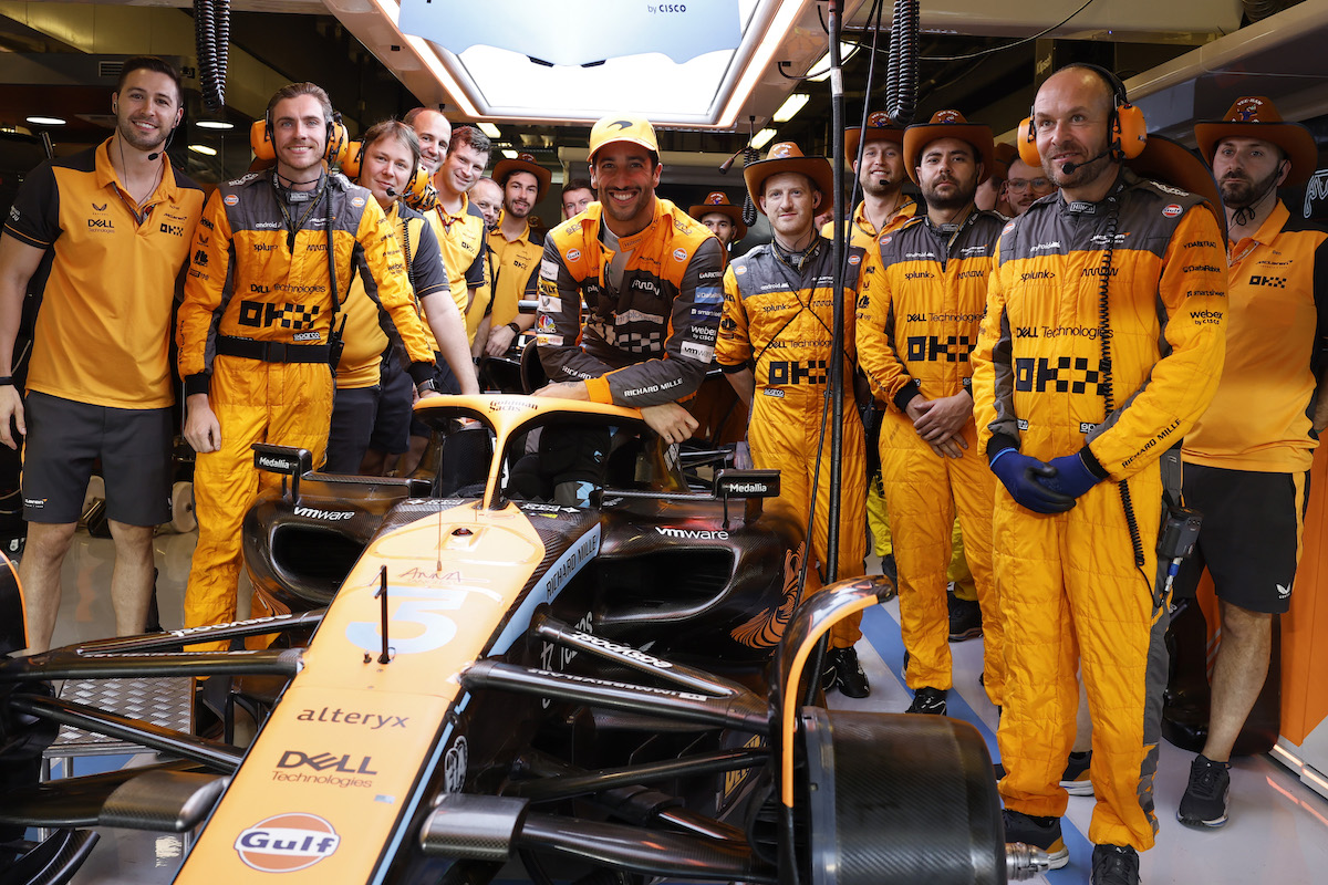 リカルド、最終レースは9位「ベッテルに追いつかれてタイヤが消耗した」マクラーレンを誇りに思っている