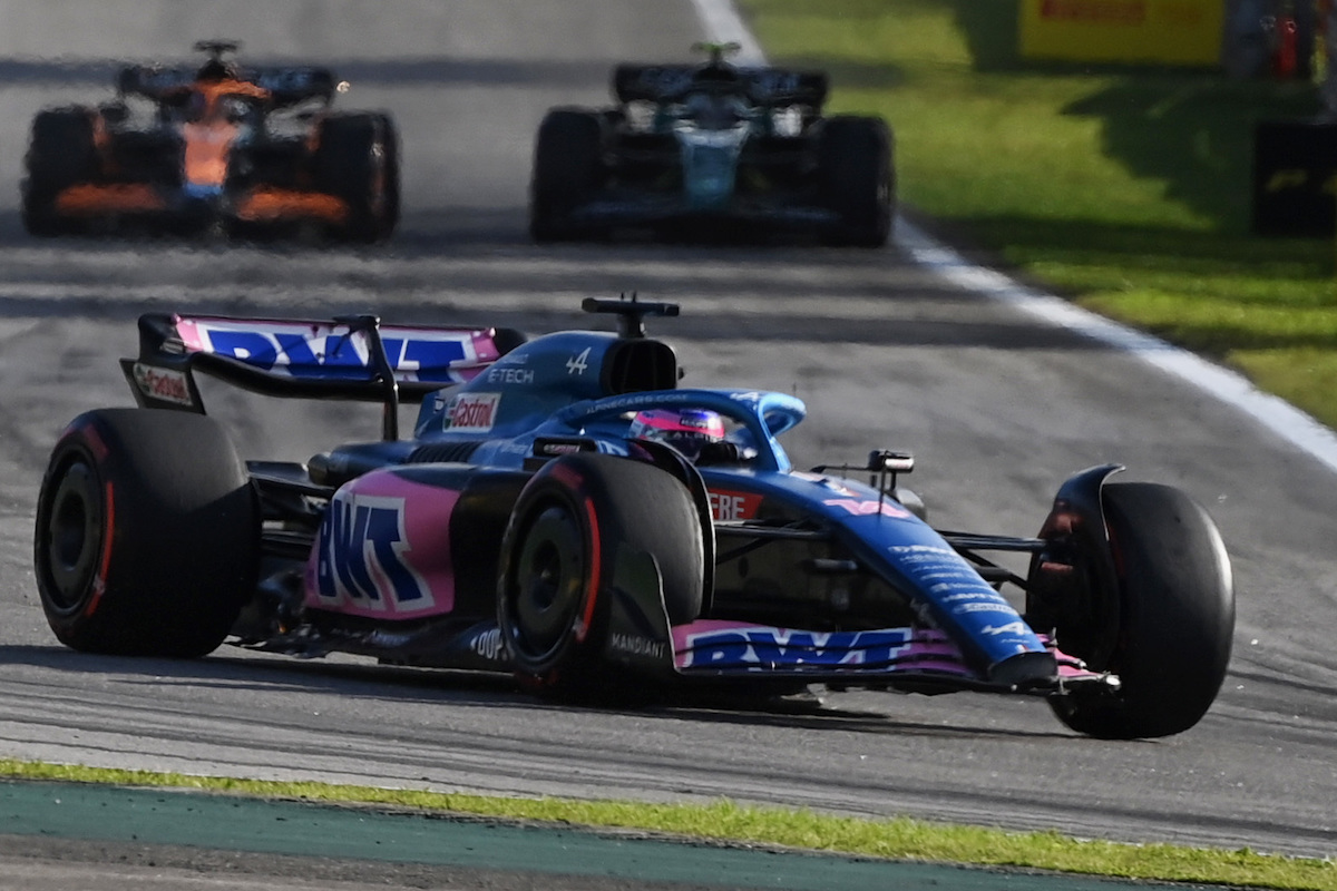 アロンソに5秒ペナルティ！オコンとの接触は「全面的な過失」と判断される