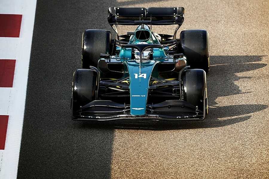 アストンマーティン、ポルシェとのコラボや自社製F1エンジン製作を断念。アロンソはメルセデスPUの第一印象「間違いなく良いね」