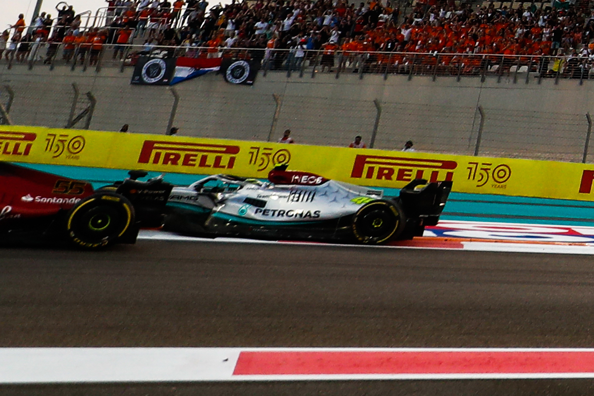 【動画】ハミルトン、完走ならず「レース終了直前に油圧がなくなった」サインツとの接触で大ダメージ「まるでフロントウイングがたくさんある感じ」