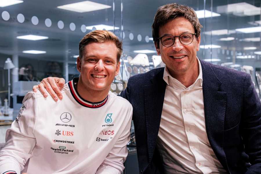 ハミルトンがコメント、2023年にリザーブとなるシューマッハは「メルセデスにとっての財産」