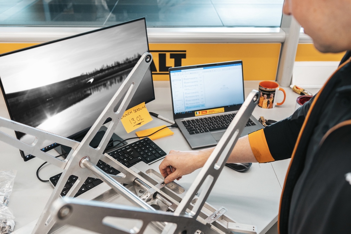 マクラーレン、2023年F1マシン発表日は「2月13日」と付せん紙で明かす！