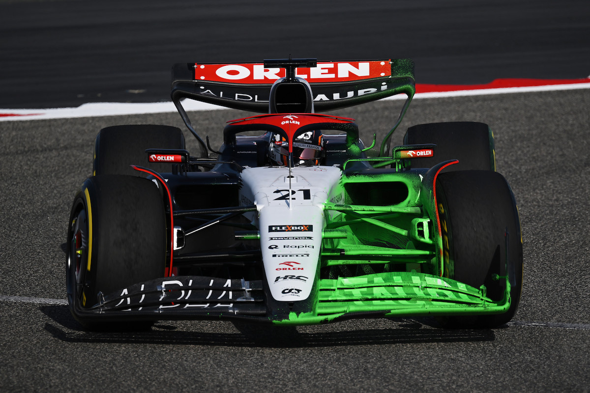 【F1テスト】黄緑色の蛍光塗料「フロービズ」は何のために塗っている？