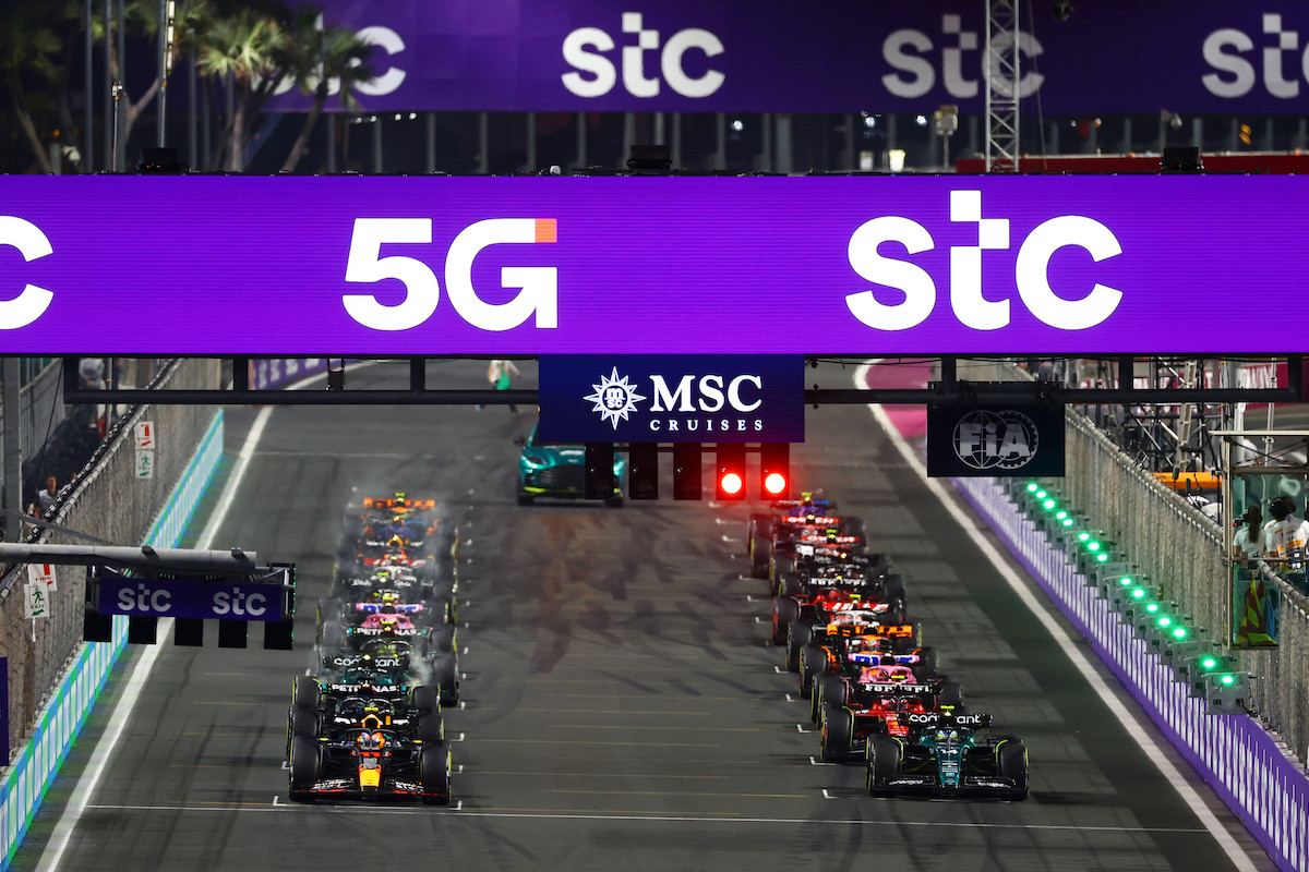 【F1サウジアラビアGP】セルジオ・ペレス、ポール・トゥ・ウィン！フェルスタッペン2位まで追い上げ！角田裕毅ポイント逃す！