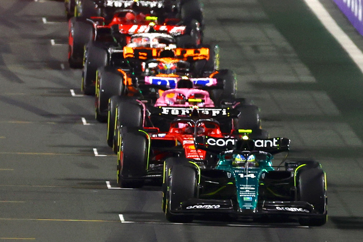 2番グリッドスタートのフェルナンド・アロンソ、スターティンググリッド“枠外”に停車のミス