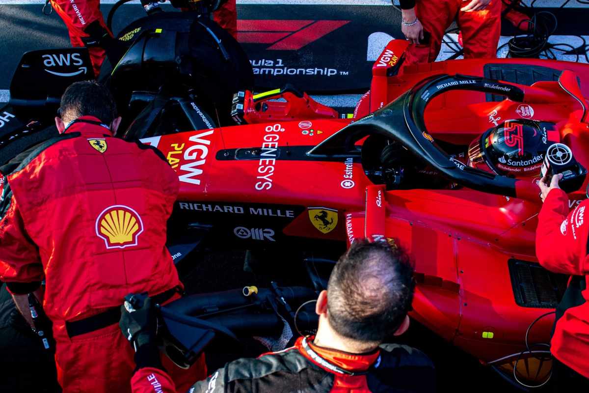 フェラーリが今年のF1で勝つには「レッドブルやアストンマーティンに何かが起こる必要がある」とカルロス・サインツ