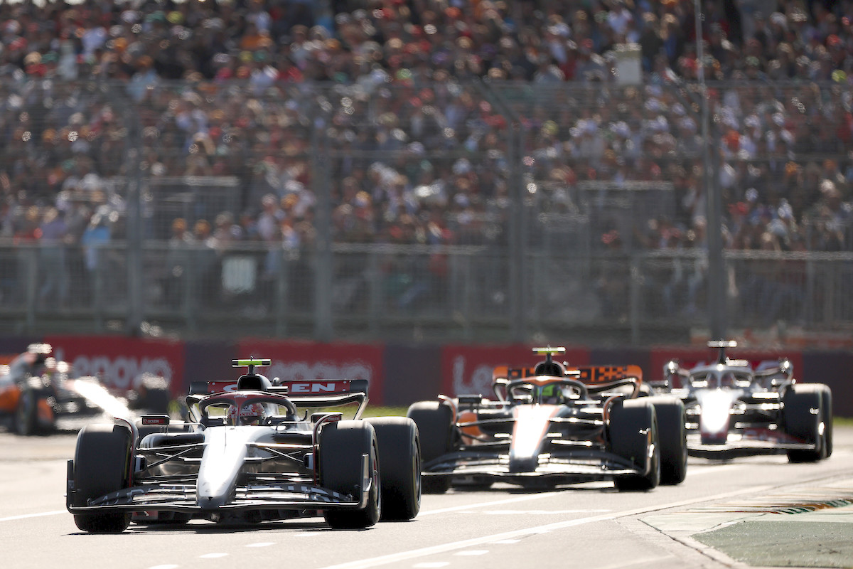 角田裕毅、混乱の中ポイント圏内を走行していたが･･･苦しい展開／F1オーストラリアGP