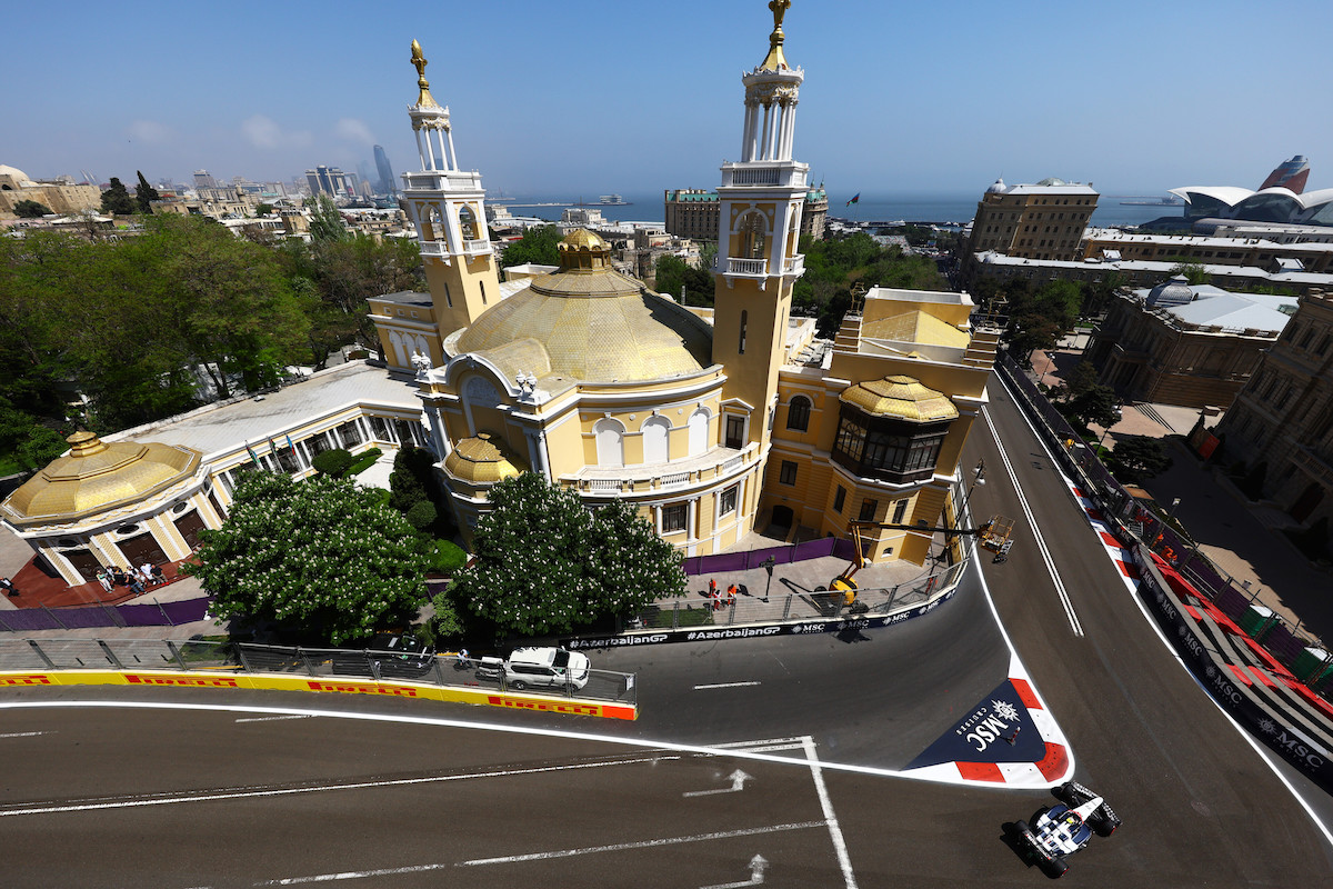 【FP1】F1再開！レッドブルとフェラーリがトップ4、角田裕毅は壁にヒットでパンク、同僚デ・フリース6番手！この後は予選／F1アゼルバイジャンGP