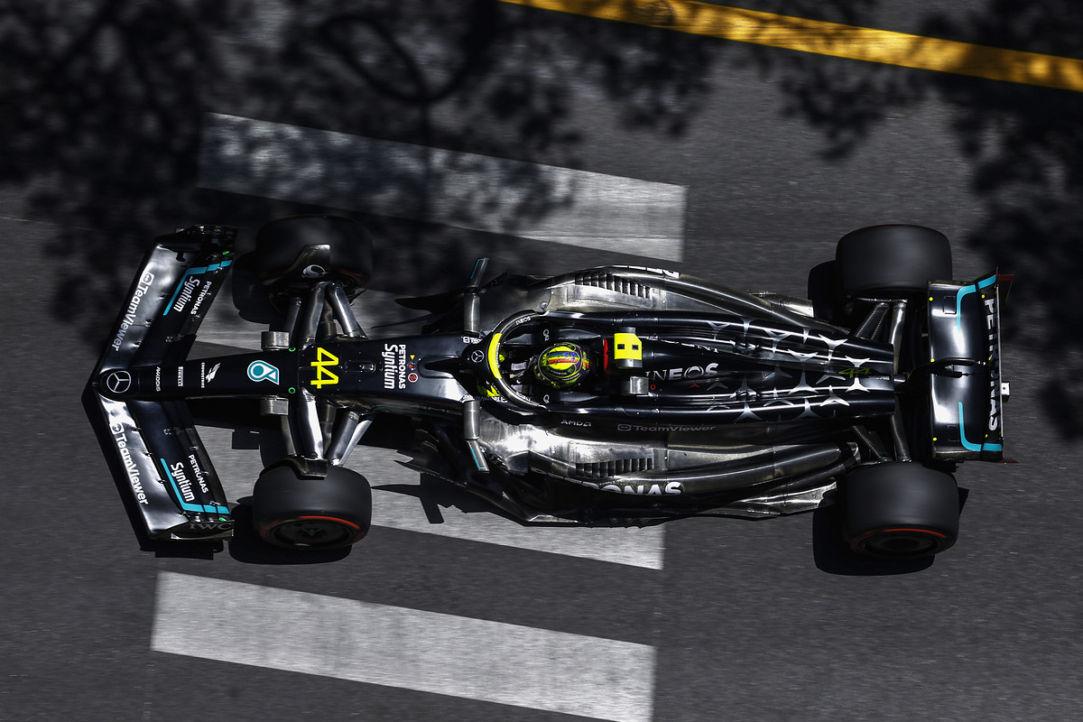 メルセデスF1代表「彼はシルク・ドゥ・ソレイユで働いていたのかもね」モナコGPで新マシンが吊り上げられ秘密がバレる