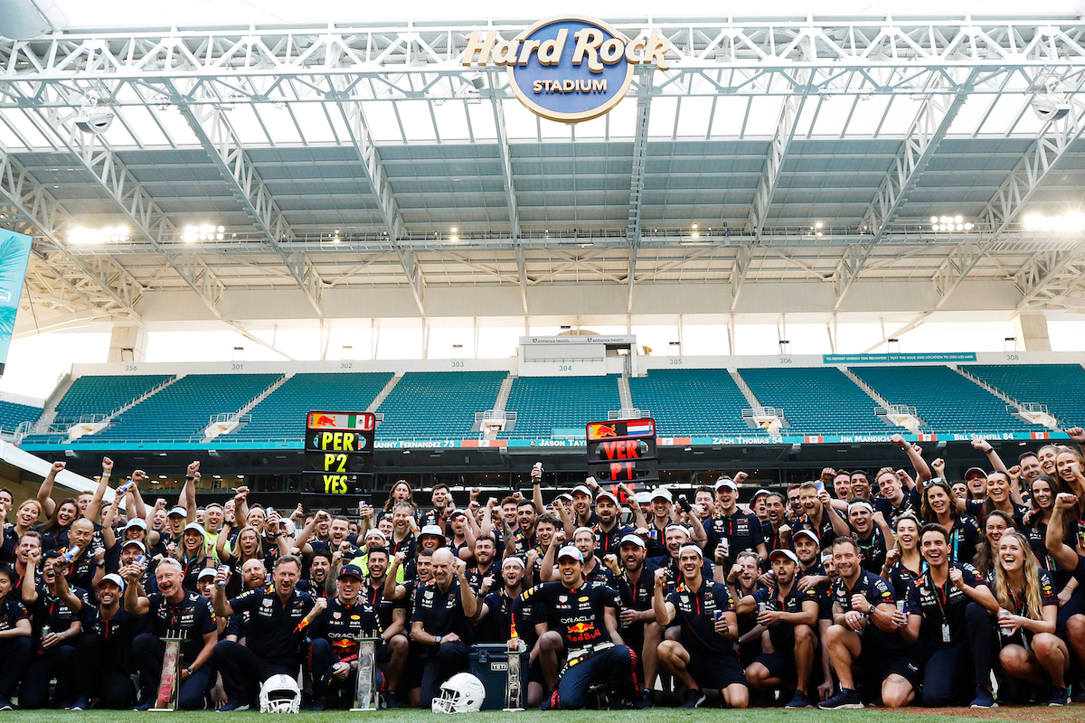 レッドブルF1代表「フェルスタッペンはシミュレーターで遅い戦略に賭けて、摩耗したハードタイヤでペレスを時に上回った」