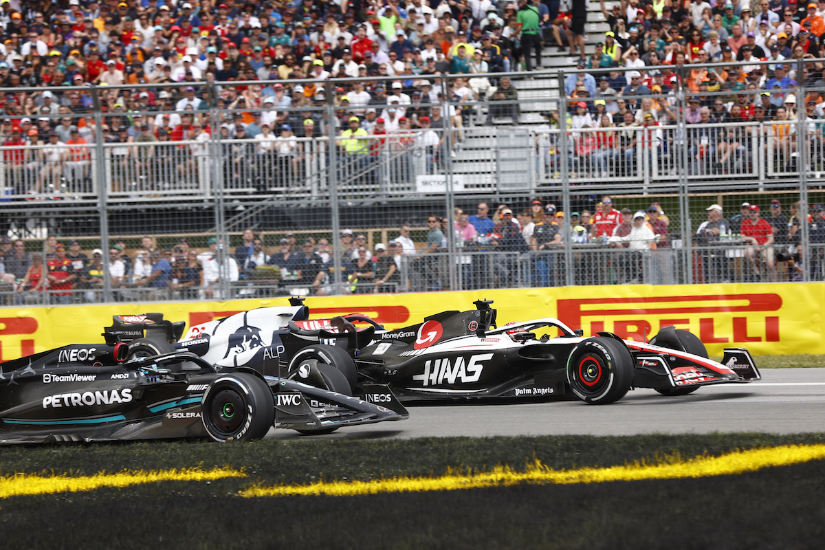 アルファタウリF1のデ・フリース「マグヌッセンと激しくバトルしてお互いにブレーキングをミスしてしまった」