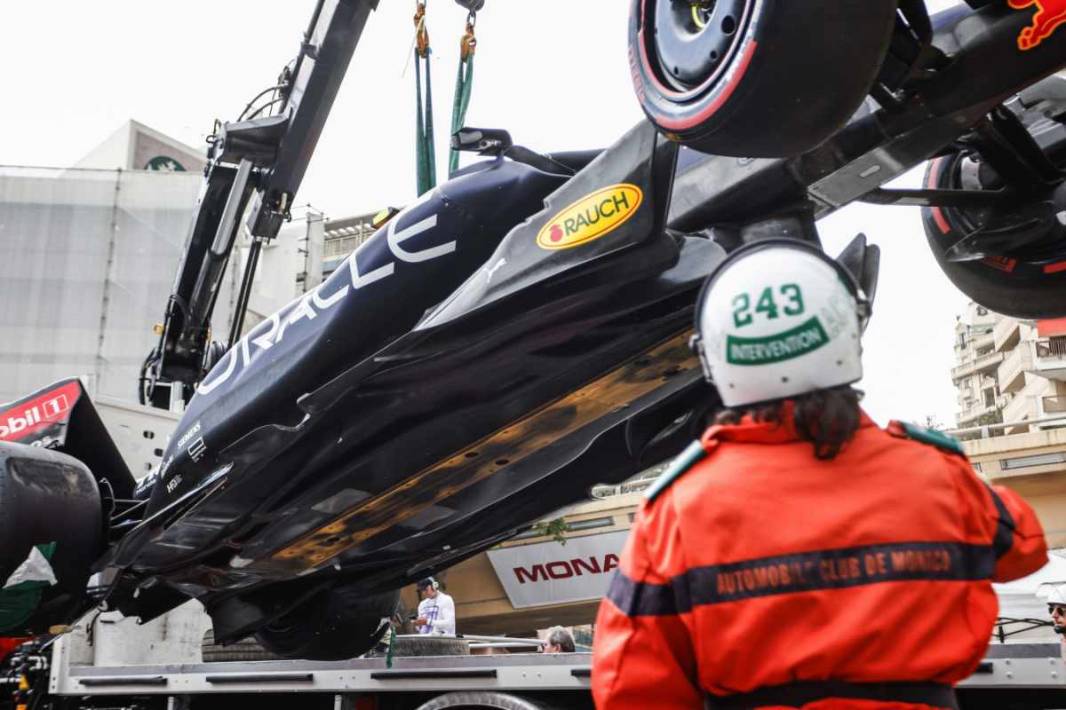 レッドブルF1マシンのフロアを“100人がかりで研究”するマクラーレン