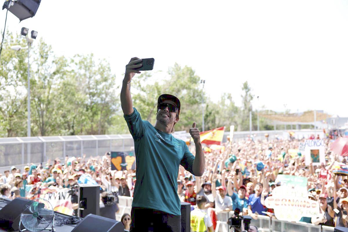 アロンソ好調キープ「僅差なのでタイムを読み過ぎないようにする」母国GPの大応援に「スタンドが緑に染まってグッズも大人気で嬉しい」