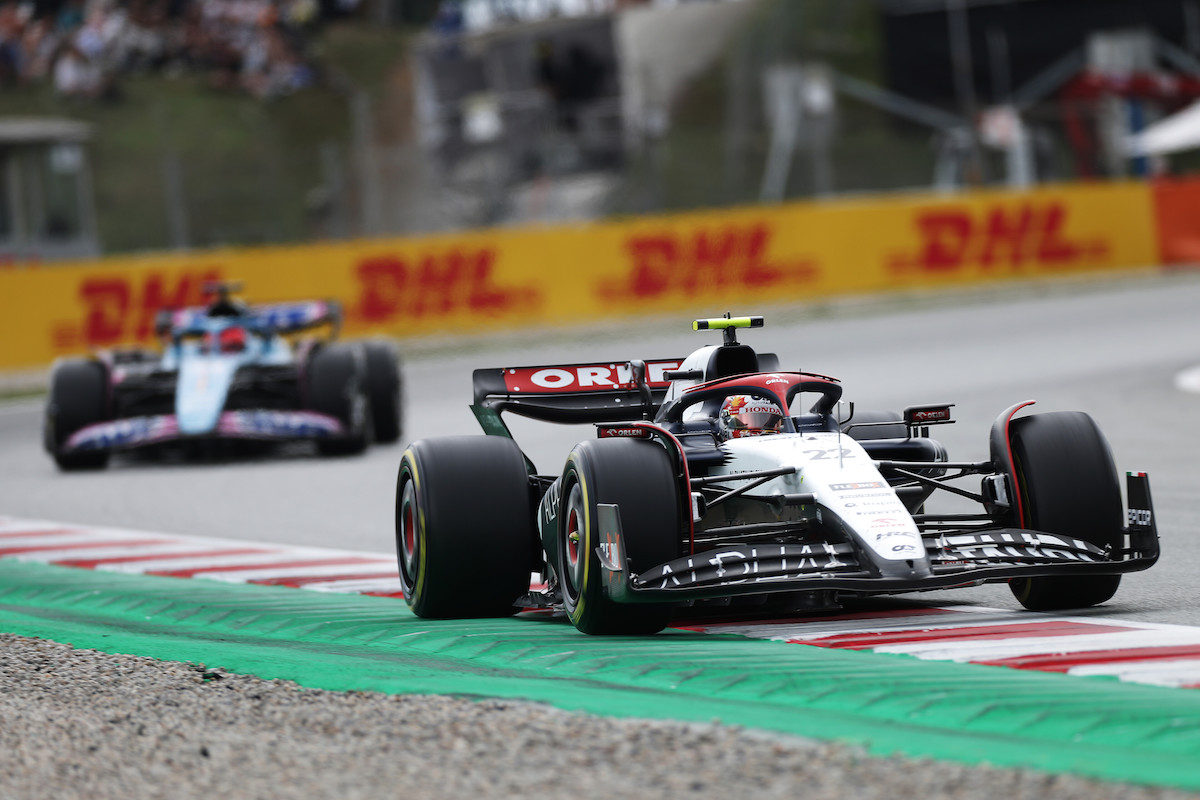 アルファタウリF1「角田はとてつもない走りをした」と絶賛。オコンと走り続けたレースペースは「心強い」