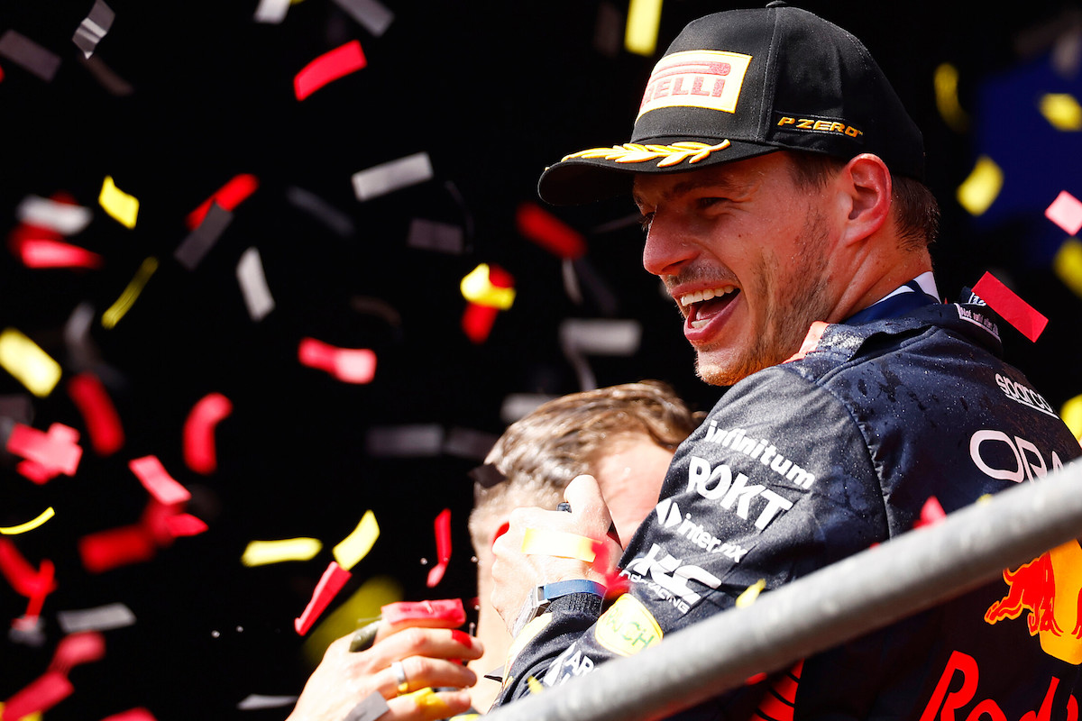 フェルスタッペン今季10勝目！エンジニアとの無線の言い合いも心配ご無用「笑ってただけ、僕たちのやり方だから心配ないよ」レッドブルF1は年間12連勝でセナ・プロスト越え