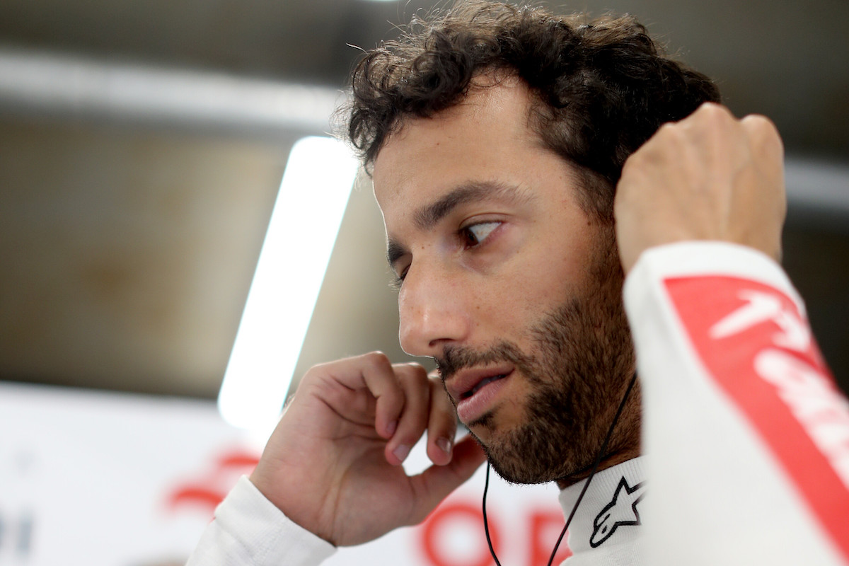 リカルド「ピアストリか壁に当たるか2択だった」クラッシュ時に左手骨折で戦線離脱･･･