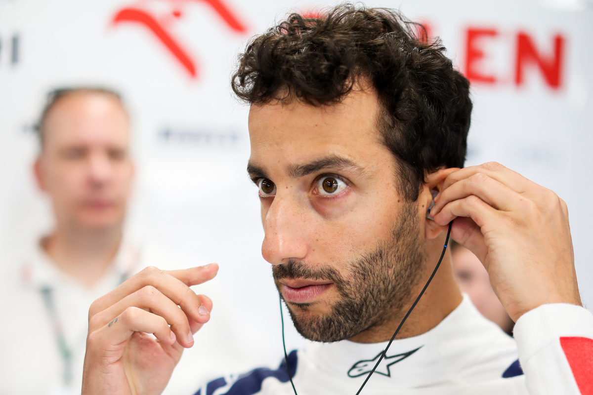 【アルファタウリF1】ダニエル・リカルド、X線検査で骨折が判明！代役はリアム・ローソン