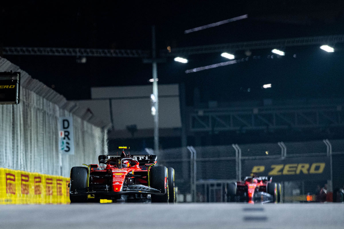 【F1シンガポールGP予選】全勝レッドブルがQ2敗退の波乱！サインツがポール獲得！角田裕毅はQ1最速も「自分のミス」で15番手、ローソン初Q3で10番手