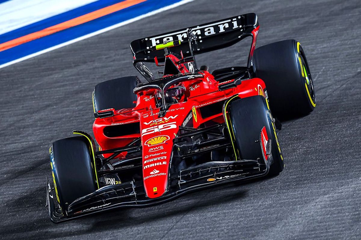 【F1シンガポールGP順位】レッドブルの連勝を止めたのはフェラーリのサインツ！4台の表彰台争いもラッセルが単独クラッシュ！3戦目ローソン9位、角田裕毅1周目リタイア