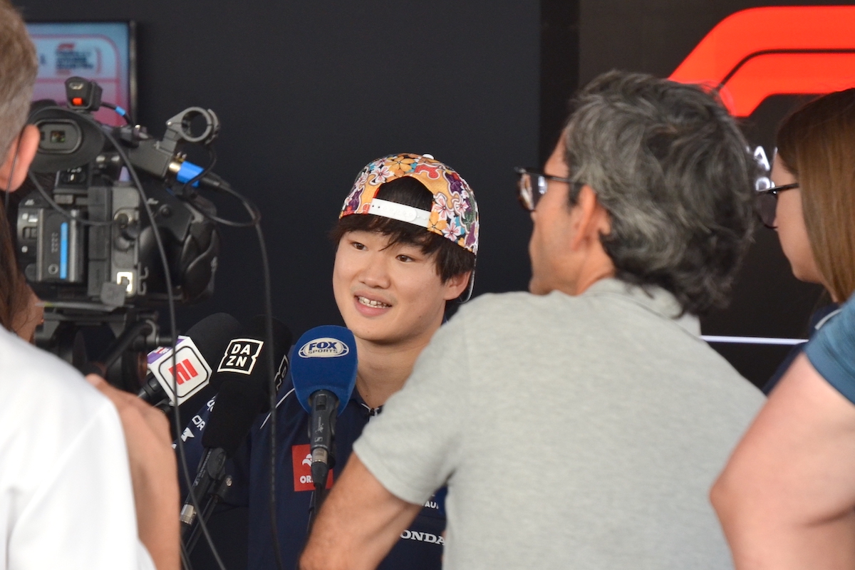 角田裕毅の予選9番手にファン大歓声！予選後トップ10取材で海外メディアも大注目！「予選後のインラップで拍手や旗は見えた」予選では「マシンの“限界近く”まで引き出せた」／F1日本GP予選