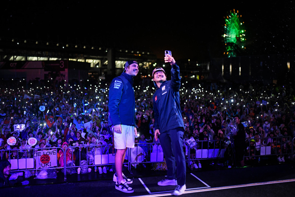 【F1日本GP：天気】土曜日は雨具いらずで観戦！金曜日夜は雨の中待っていたファンに角田裕毅らF1ドライバーたちも感動