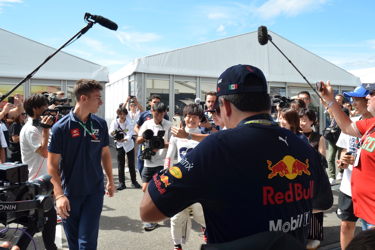 【画像3枚：F1日本GP】2024年契約発表後の角田裕毅、大勢のファンに祝福され笑顔でFP3へ！ガレージ入口では“集中モード”へ切替