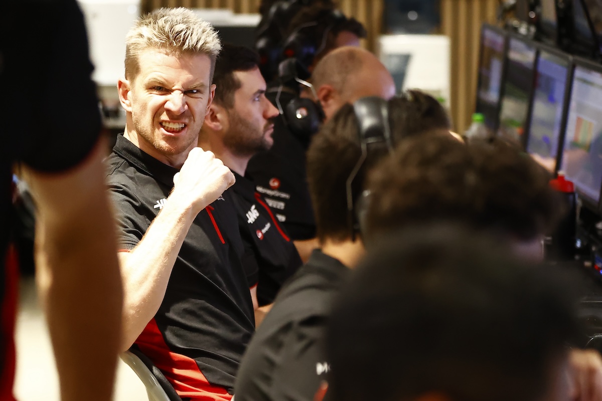 マグヌッセン「冗談でしょ？」ヒュルケンベルグの“恥ずかしい誕生日プレゼント”に驚き･･･F1カタールGPではヒュルケンベルグから学ぶ