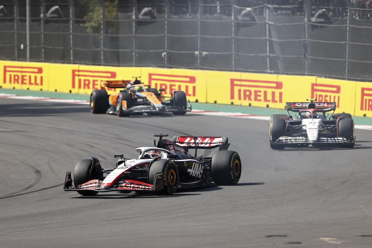 マグヌッセン「左リアサスペンションの故障でクラッシュした。手を打って痛かったよ」原因は調査へ。その前の最終ターンでは縁石の外を走行･･･