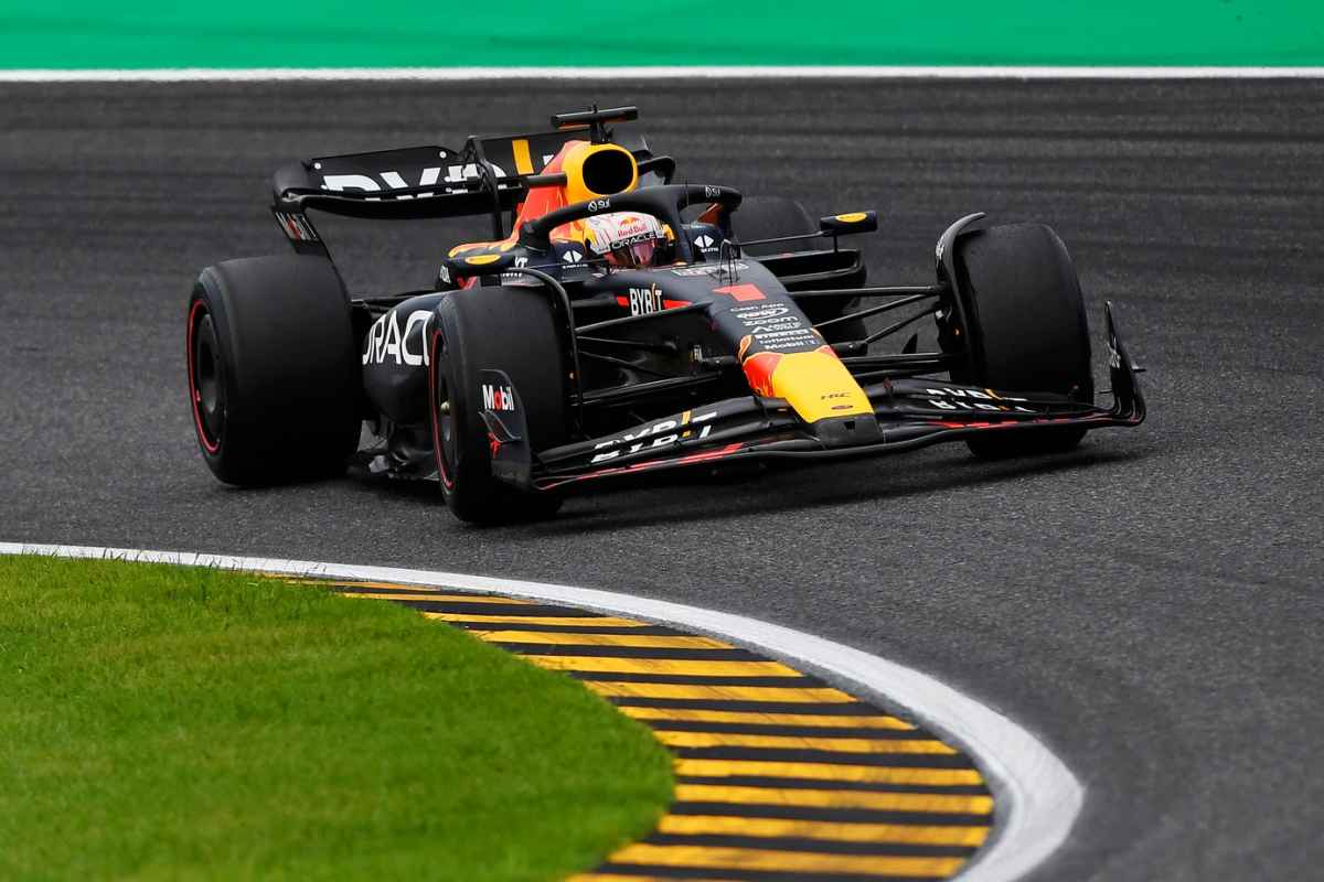 フェラーリF1のサインツが認める「今のレッドブルのレベルに追い付くことさえ簡単ではない」