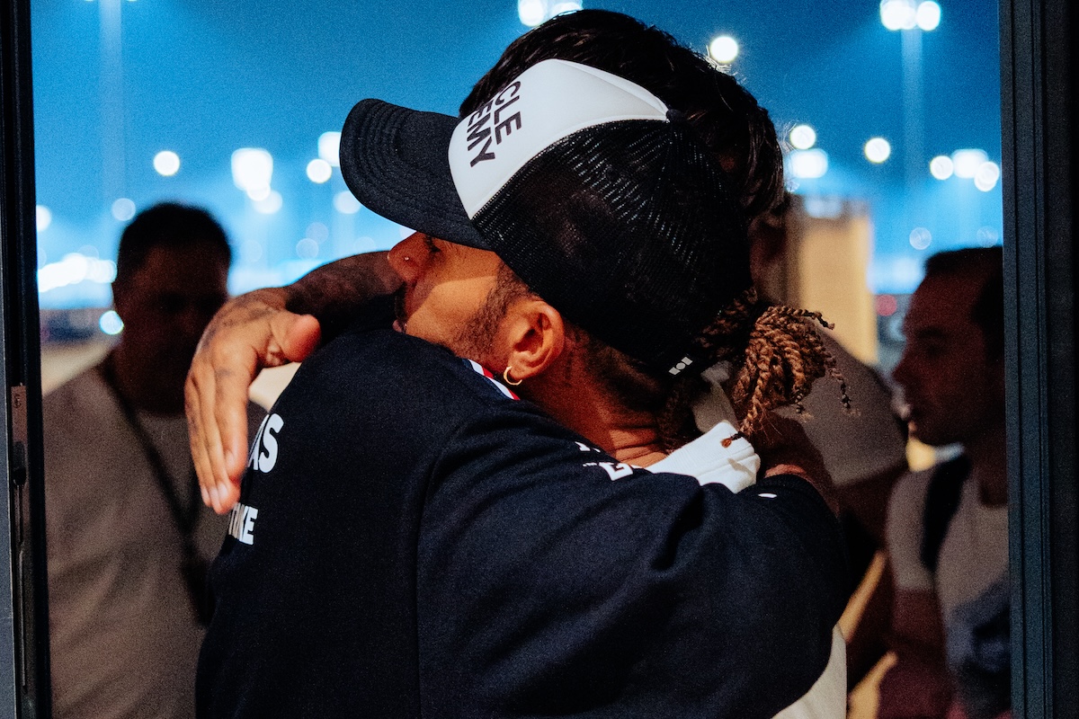 メルセデス同士討ち･･･F1カタールGPレース後、ハミルトンがラッセルに謝罪してハグ。休養中のトト・ヴォルフ代表はレース中に遠隔指示