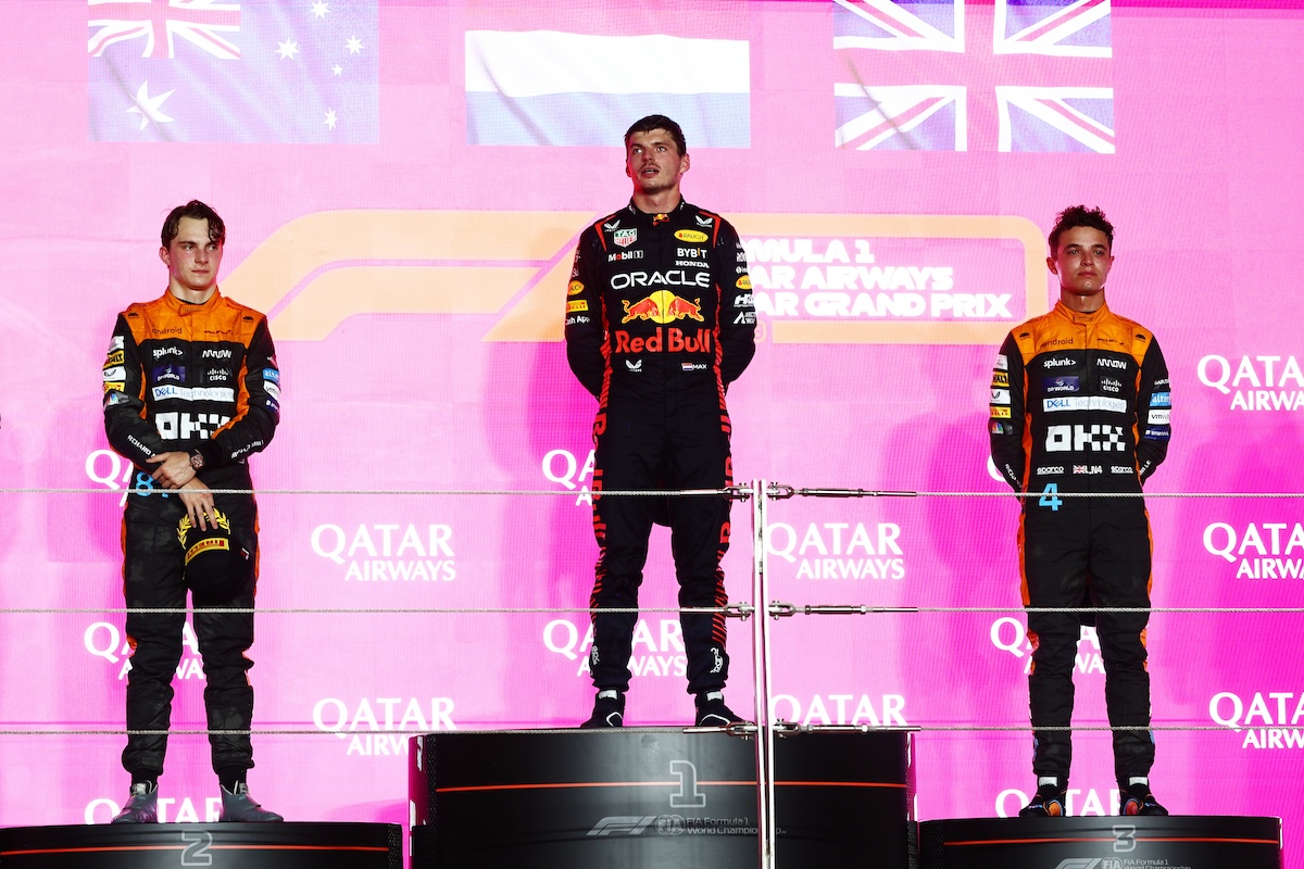 【F1カタールGP】今季王者フェルスタッペン49勝目！マクラーレンW表彰台、ラッセルは同士討ちから挽回4位、角田15位。サインツ欠場、急遽タイヤ18周制限＆暑すぎ体調不良リタイアなど厳しい戦いに