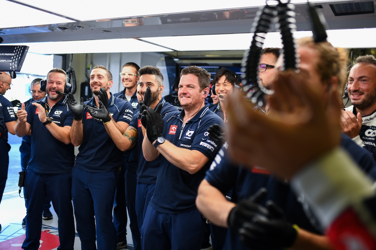 アルファタウリF1エンジニア「リカルドを助けた角田裕毅が成功の鍵だった。感謝したい」フェルスタッペンに0.1秒差まで迫る予選4番手からポイント狙う