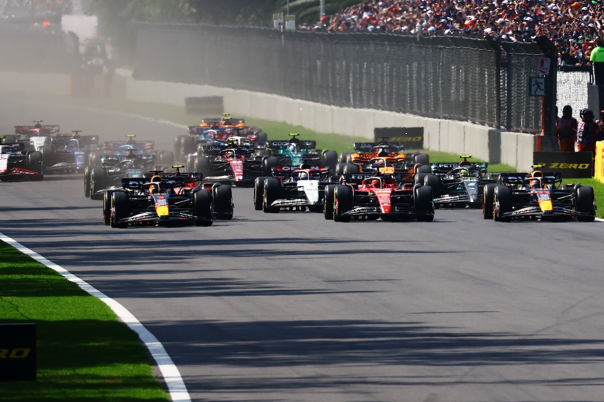 【F1メキシコGP】母国GPのペレス、ターン1で宙に舞いリタイア･･･ステアリングを叩いて悔やむ