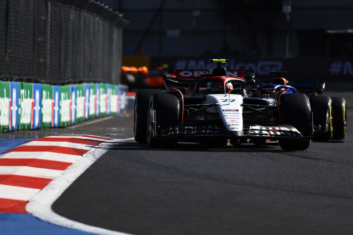 【F1メキシコGP】角田裕毅、7番手ピアストリと接触して宙に浮く･･･16番手まで落ちる