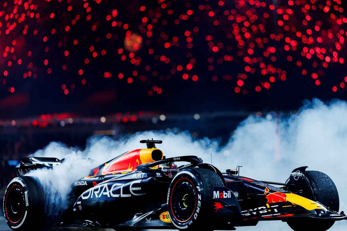 なぜ？2024年もレッドブルが一歩先を行くだろうと予想するハミルトンや元F1ドライバー　今季はセナ・プロ越えの勝率