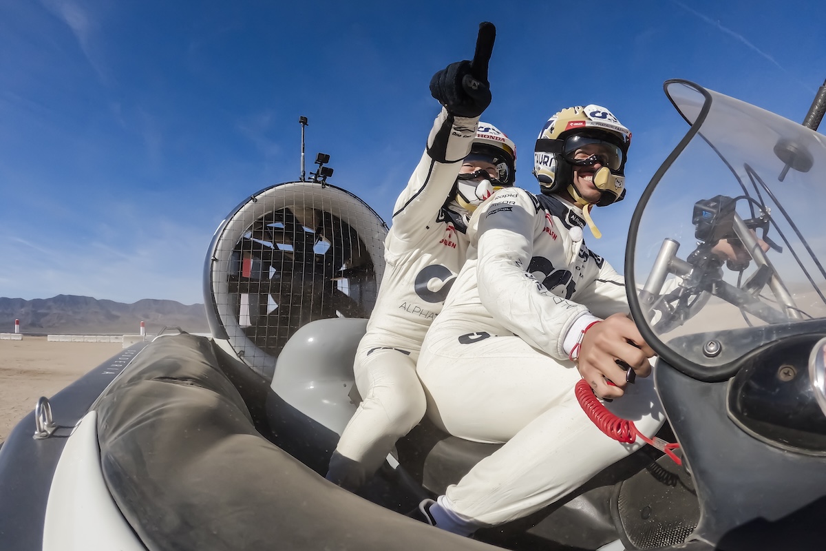 【動画・画像】“もう一つ”のラスベガスGP、ネバダ砂漠でレッドブルF1とアルファタウリが砂埃の爆笑バトル！ペレスはトラブルを訴えフェルスタッペンが試すと･･･